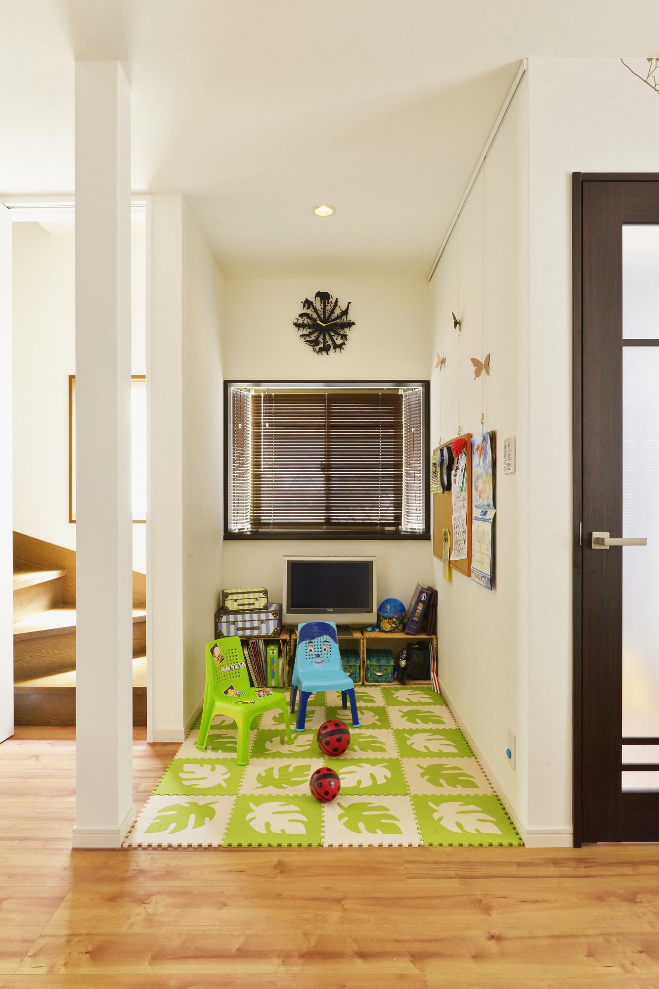 リビングの一部にキッズコーナーを設けました。自分たちだけの基地ができて大喜びのお子様です。