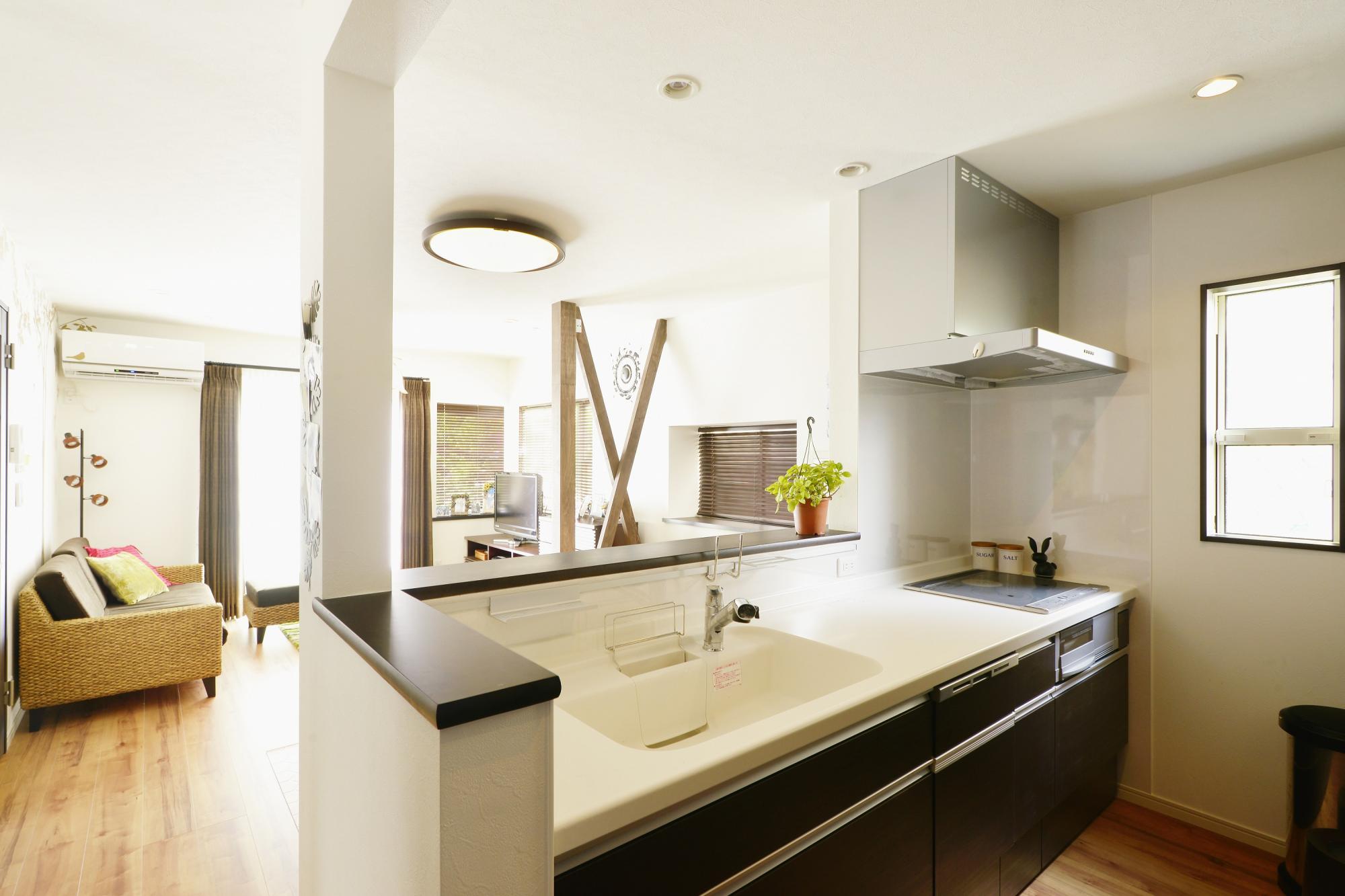 壁付けだったキッチンは対面に変えて、お料理中もお子様の気配を確認できるスタイルです。背面はたっぷり収納できるスペースになっています。