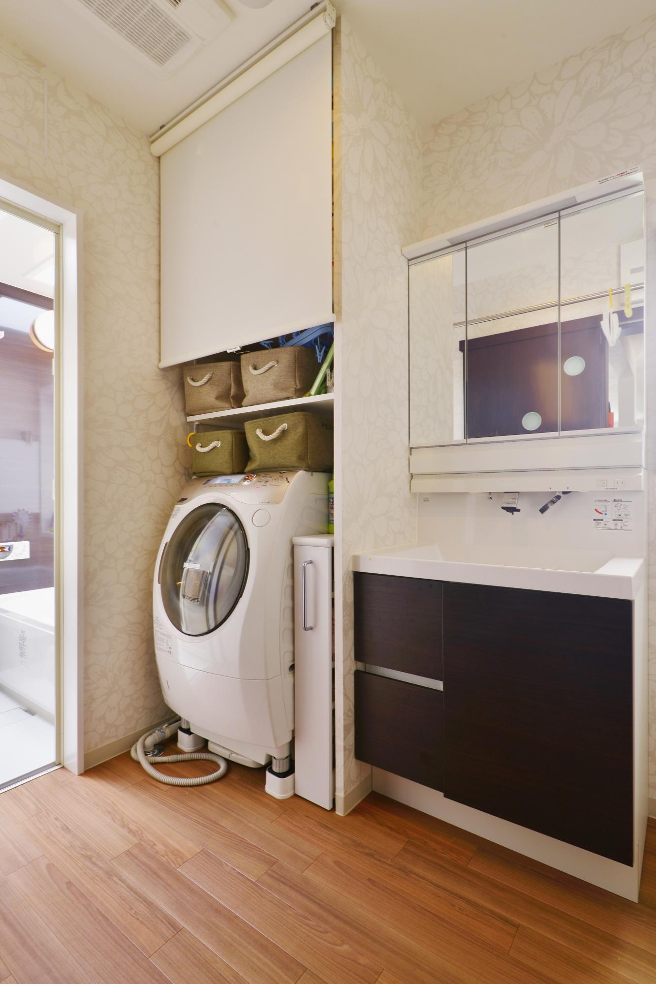 元々和室だった空間です。LDKから直結できることと、水廻りを全て集約することで、生活動線がぐっとよくなりました。洗面台の右横にも大きな収納を設けています。