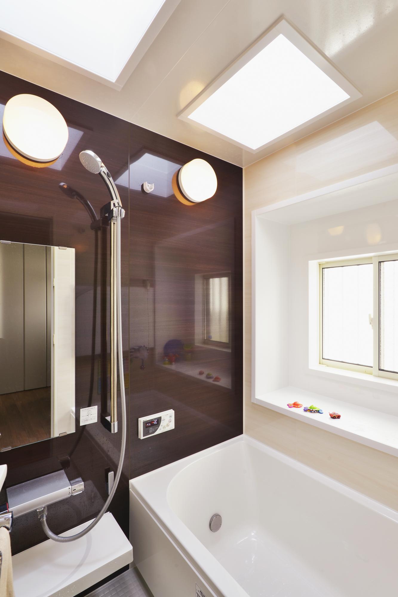 既存の天窓と新規の出窓を効率よく使うことで、0.75坪ながら非常に明るく、開放感のあるお風呂になりました。