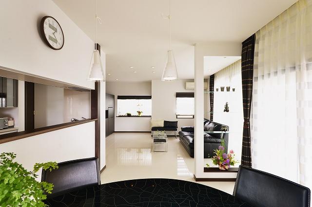 大きな窓からの採光で明るいリビングになりました。