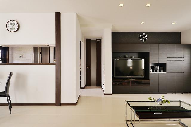 内装は白と濃い茶色で統一して、ホテルライクな上質感をねらっています。