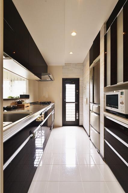 鏡面仕上げの濃茶で高級感のあるキッチンです。
背面の充実の収納が機能的です。毎日のキッチンでのお料理が気持よくできる工夫です。