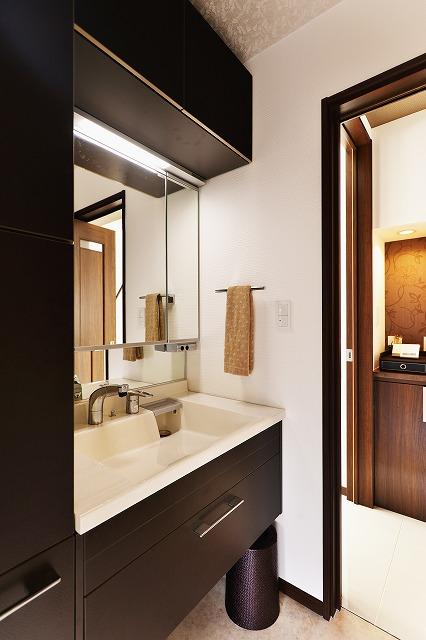 こちらの茶色はレザー質感でより高級感を演出。
水廻りは毎日の暮らしに関わるところですので、機能はもちろん、気分を上げてくれる雰囲気も大切です。