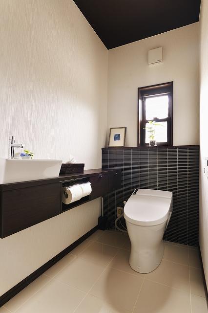 色味は押さえつつ、タイルで仕上げることでしっとり落ち着いた雰囲気に。