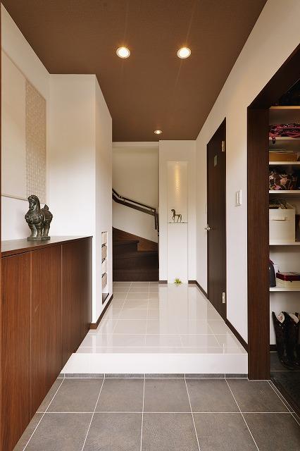 玄関横には大きなシューズインクロークを設けました。
すっきりした玄関でおもてなしの心を大切に。