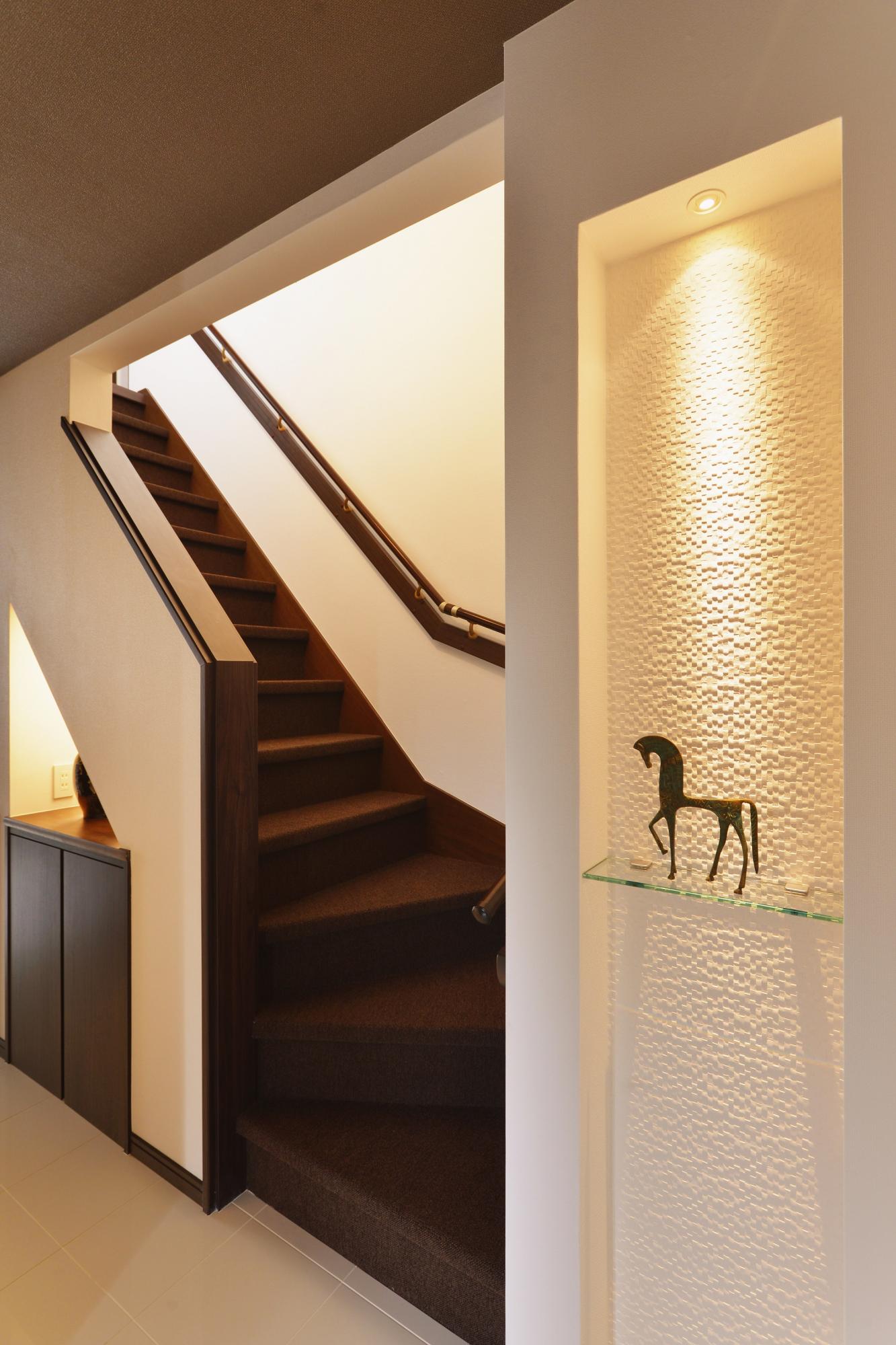 ガラス棚のニッチには照明の光がガラスに反射して、虹ができるとお孫さんが喜んでくれました。