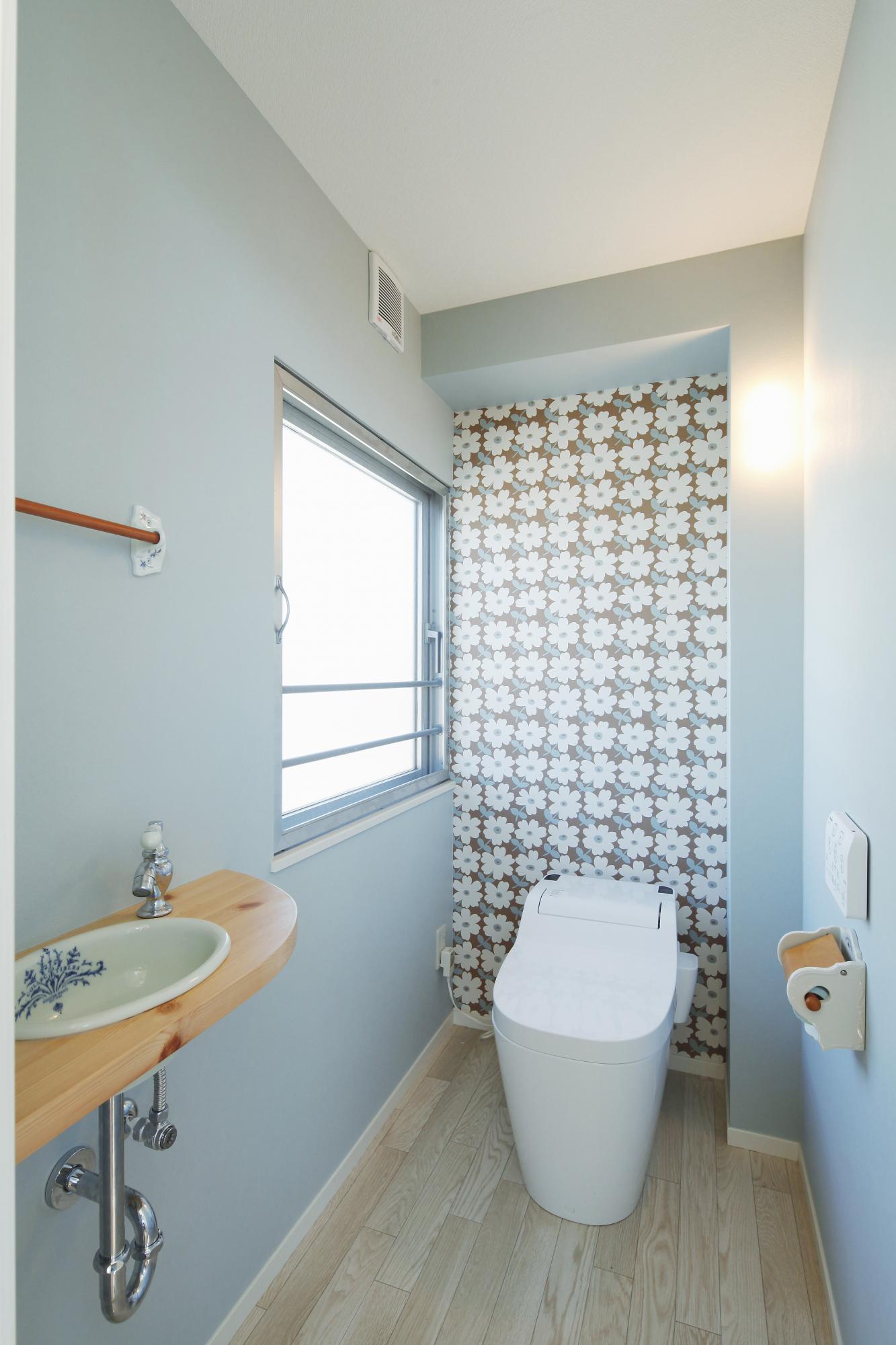 壁一面だけを可愛らしいクロスでアクセントをつけました。
リフォームプライス八王子店で展示しているトイレのデザインが気に入られて
ご自宅に採用していただきました。