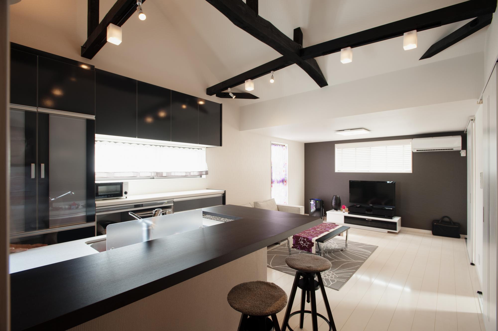 墨色に塗装した梁には照明も組み込んで、お部屋のインテリアとしても活かしています。
開放感と落ち着きと両方実現できた空間です。