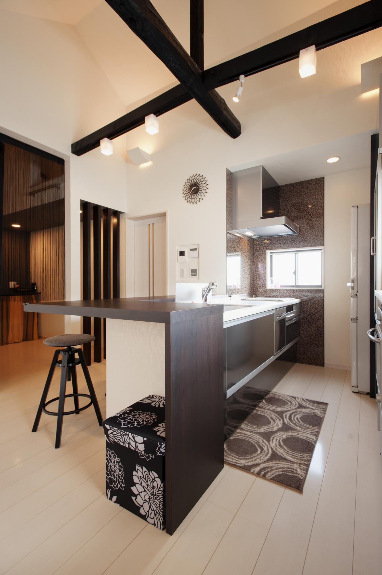 色のバランスや素材の質感など、全体のバランスを考慮しながらの空間創りです。