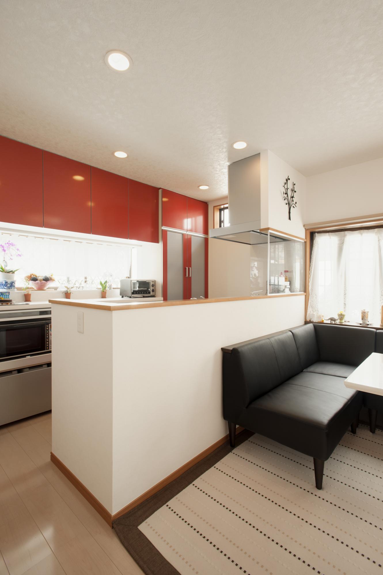 来客が多い親世帯では、おもてなし空間としての雰囲気も大切にしました。
アクセントに取り入れた「赤」が空間を引き締めています。