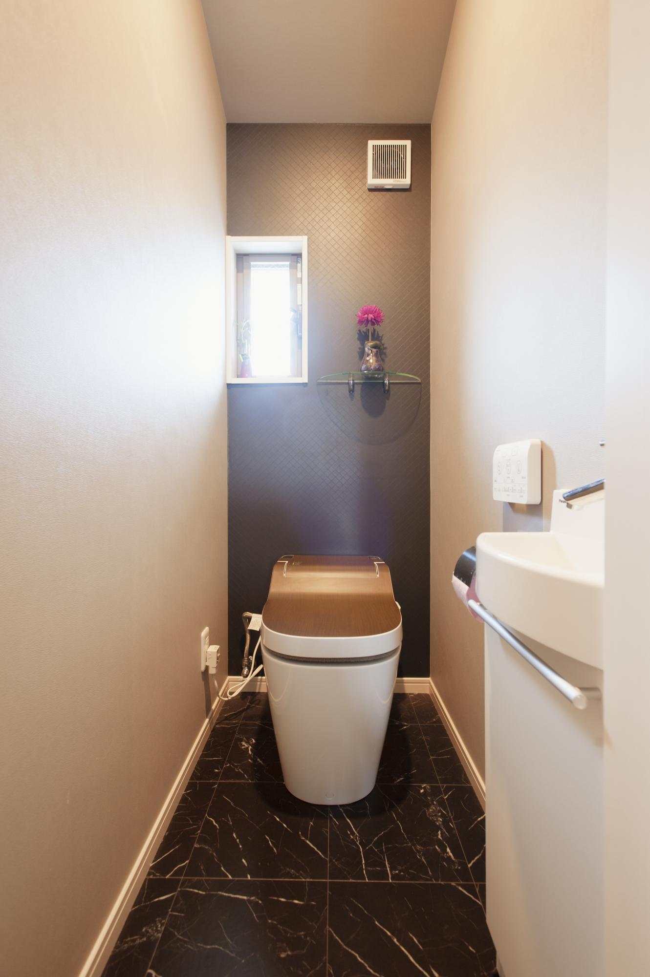 クロス・床・トイレ蓋の色をコーディネートして、リビングの雰囲気と合わせました。