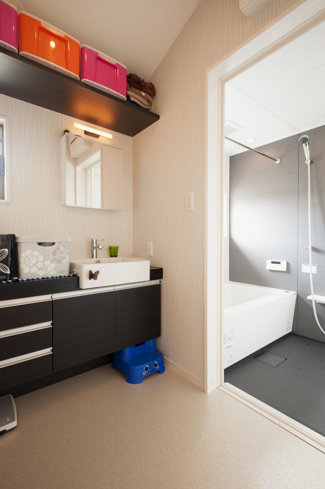 お子様と一緒に身支度ができるよう広めのカウンターを設けて、化粧小物などもすっきりと納まっています。