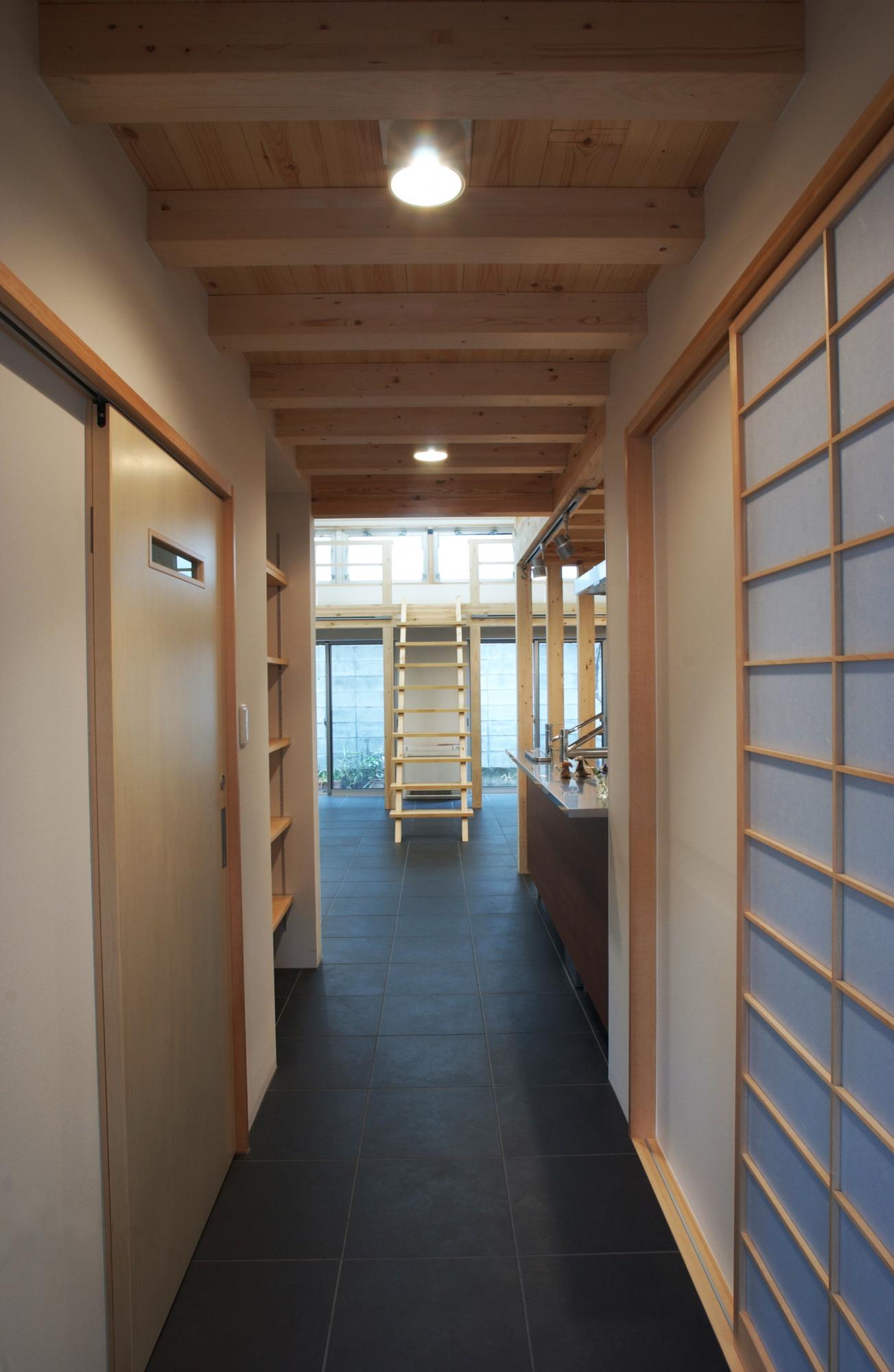 床タイルの瓦色と天然木色合の対比が美しいお住まいです。