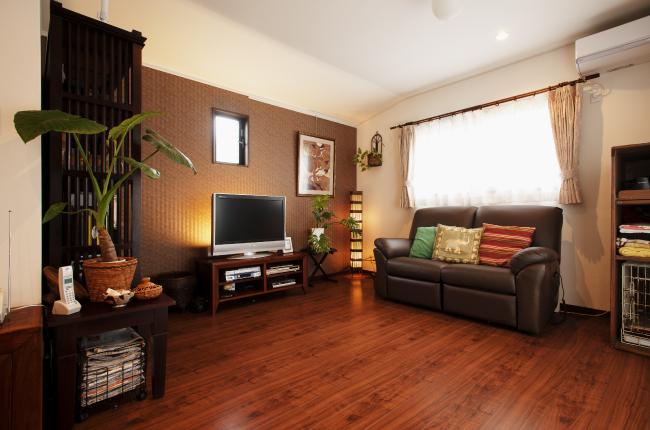 「アジアンモダンの家」のリビングダイニング