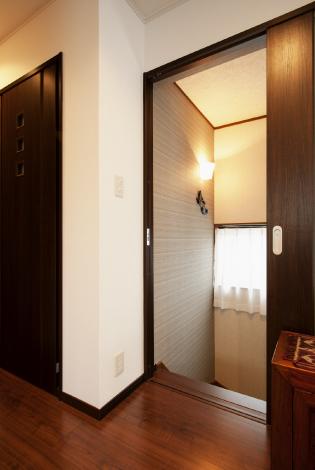 施工上壁クロスの張替えが必要でした。あえてグレーを選び壁の美しさを際立たせています。
照明がクロスの陰影を浮かび上がらせてくれます。