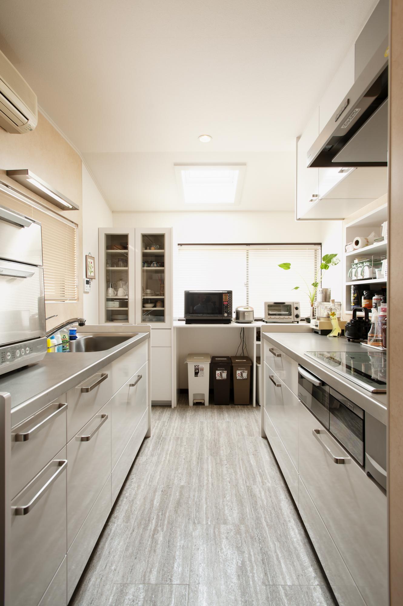 作業動線のよいⅡ列型キッチンに加えて、食器棚とカウンター収納も設けて、使い勝手が抜群の空間です。