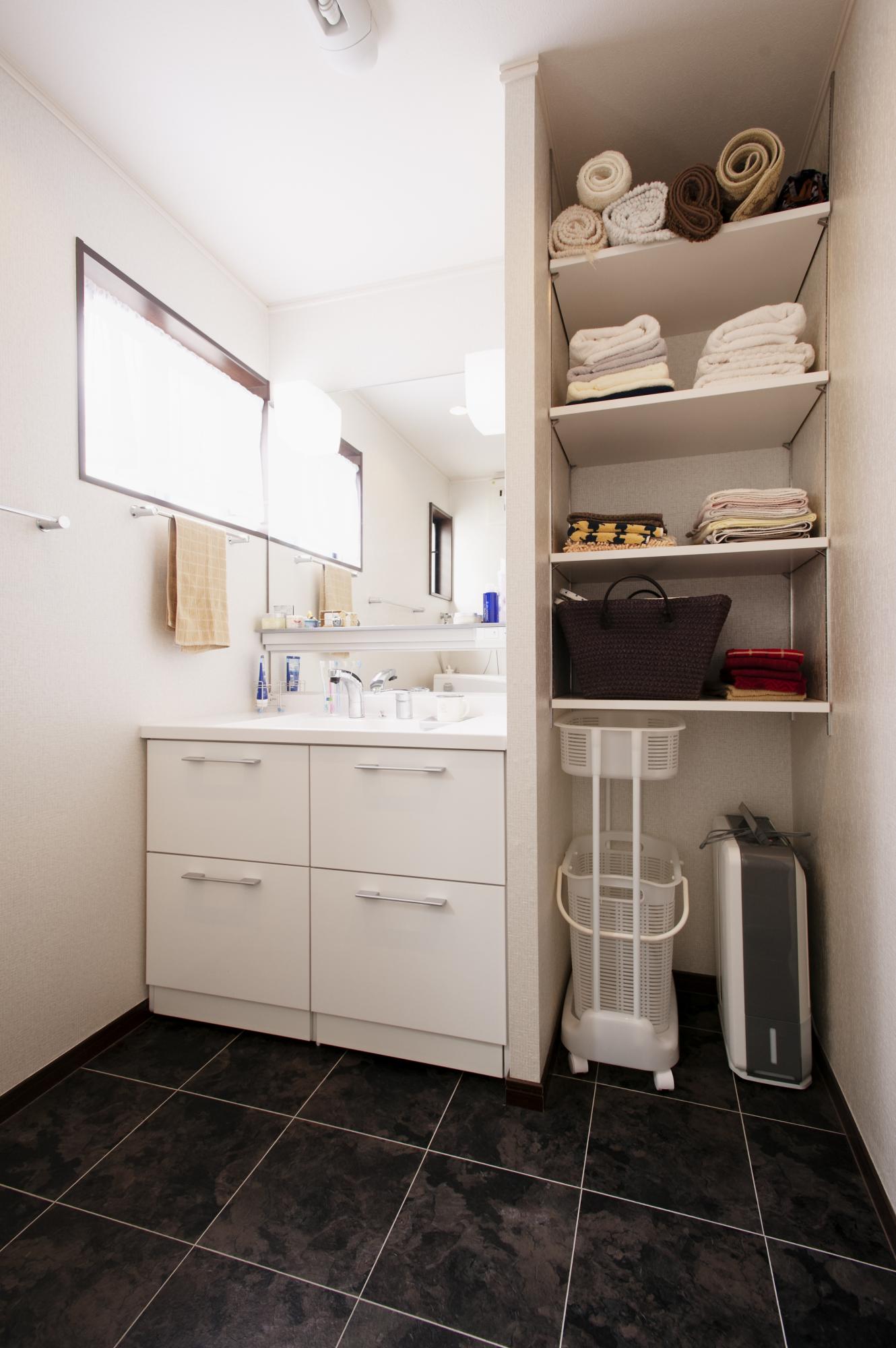 トイレは移設してその分リネン庫を設けた広々洗面室です。