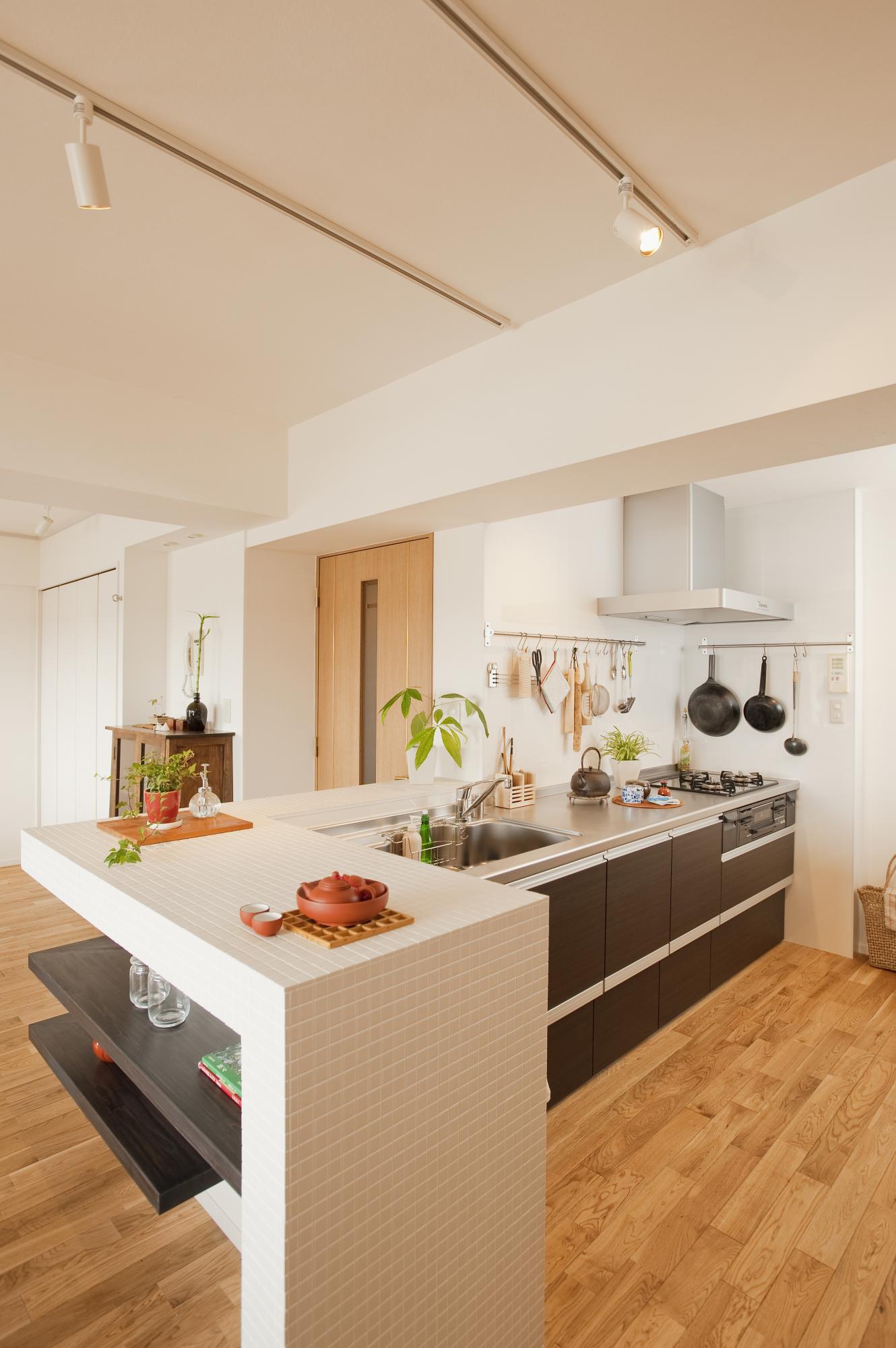 キッチンを囲むように造作したカウンターは、こだわって選んだタイルで仕上げました。
ダイニング側から見えるちょっとした棚はレイアウトもカラーも吟味して
お洒落なアクセントになっています。