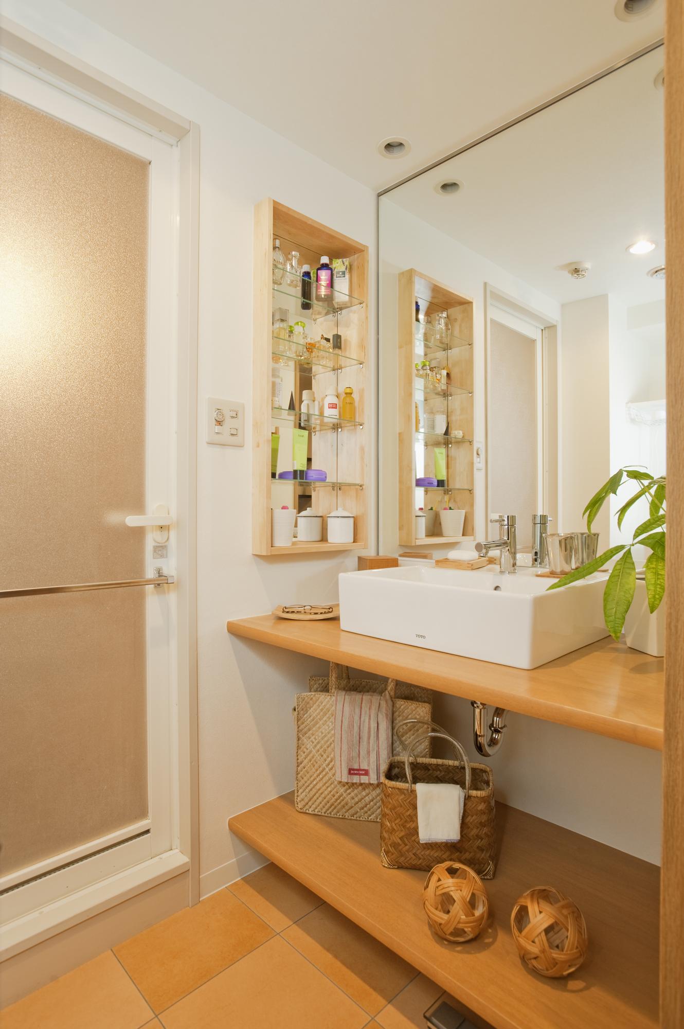 メーカー既成の洗面ボウルはカウンターと組み合わせて、コストを抑えつつ雰囲気のある空間に仕上げました。