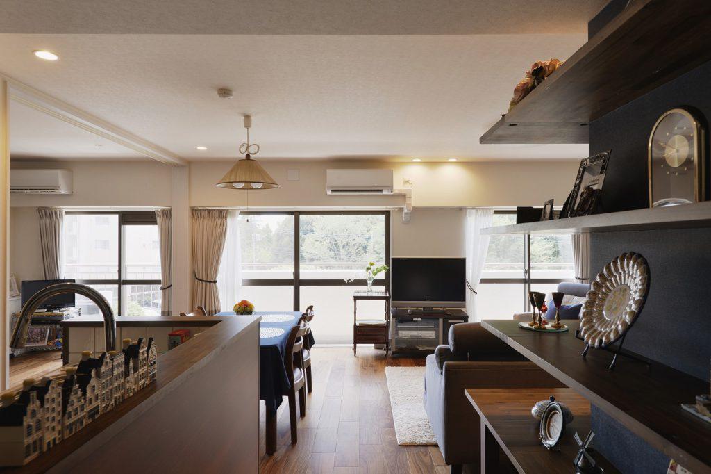 テレビは重要ではない、窓が重要と捉えたレイアウト。
公園に面した3つの窓を同じ空間で見る。
以前から住んでいた家なのに今まで見たことにない開放感を感じる。