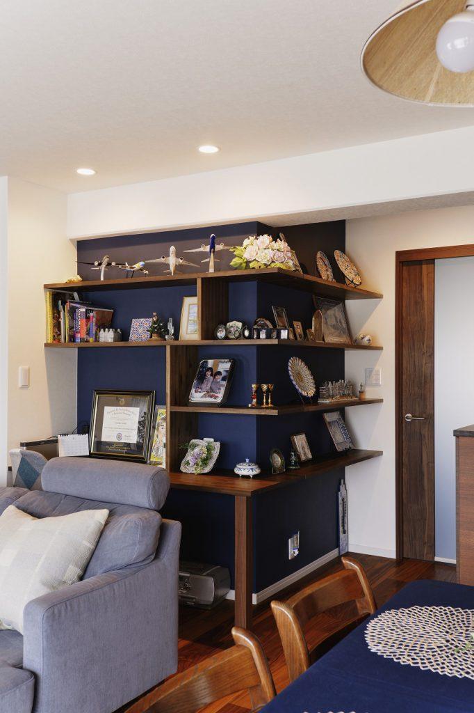 こだわりのデルフト焼の陶器たち。キッチンから見える場所には奥様の好きがいっぱい。
家族を思いながらキッチンにいる時が至福のひと時になります。
オランダで過した想い出をカタチに。