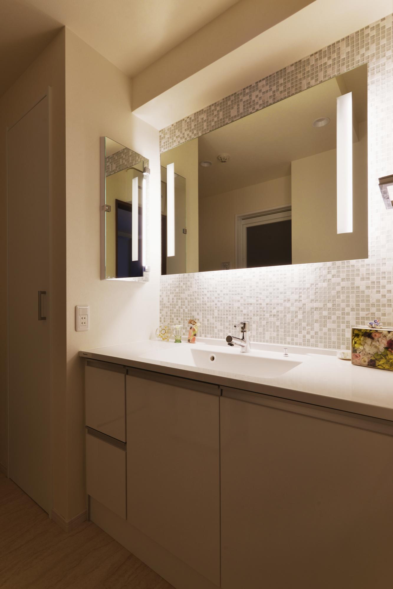 朝は忙しい。余裕がない。
そんな時こそちょっと贅沢な時間にしてみる。
間接照明と下から光を浮かばせるプランで顔映りがぐっとよくなり、
お出かけ前の気分も上がります。