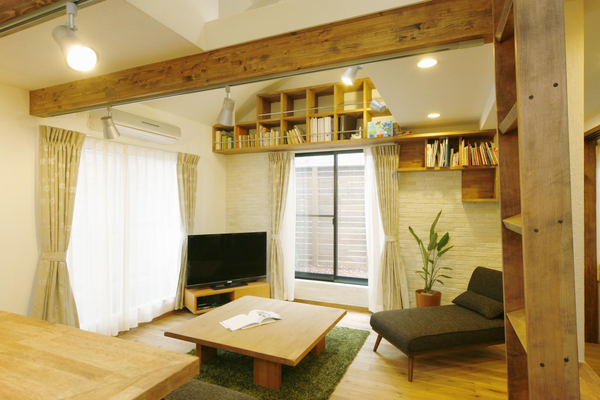 床のオークに合わせて壁はスイス漆喰で仕上げました。調湿・消臭などの機能はもちろん、お部屋に柔らかい雰囲気を与えています。