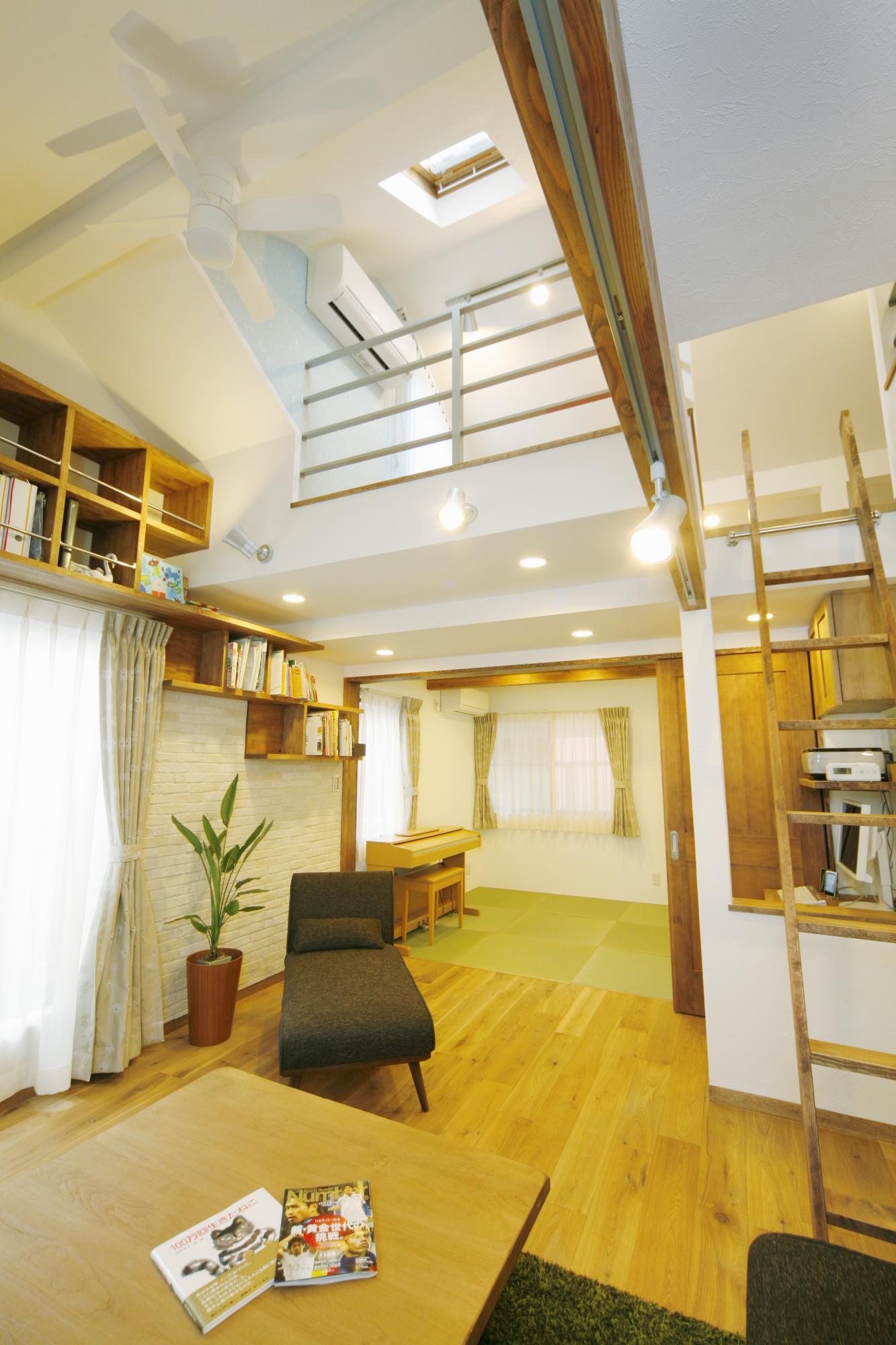 2階ならでは天井高を活かした開放的な空間になりました。
天窓から自然光が差し込んで、昼間は部屋の隅々まで明るく気持ちがよいお部屋です。