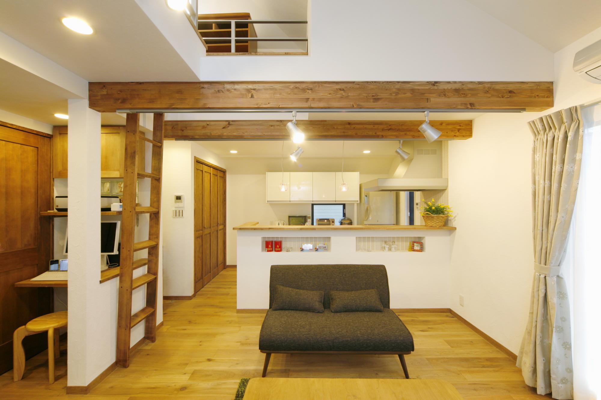 パイン材の梁は無垢床ともあいまってお部屋に大らかな雰囲気を与えています。