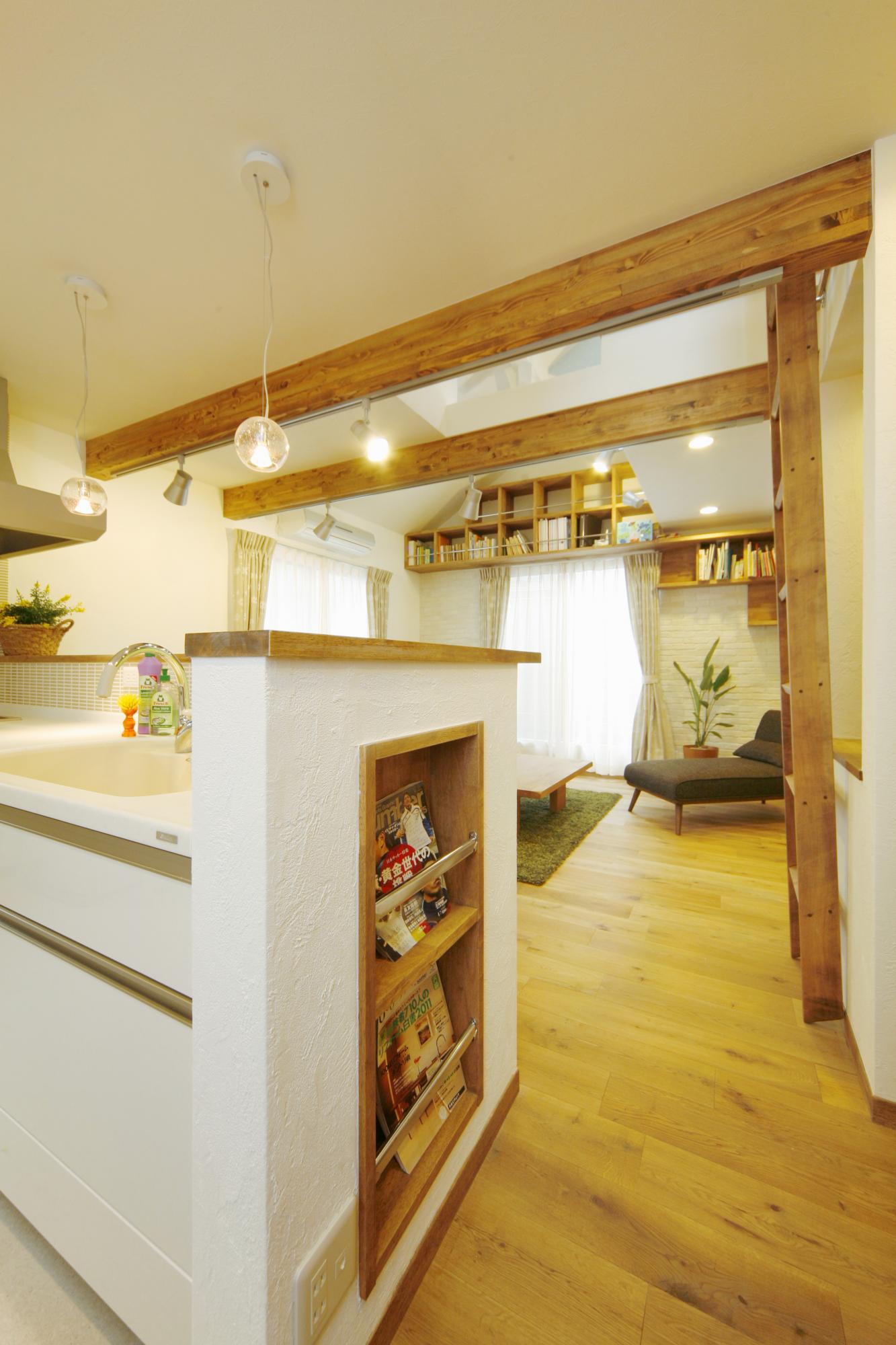 手元を隠すキッチンカウンターの高さは1.1メートル。リビング側にもラックを設けて飾り棚としても楽しめます。