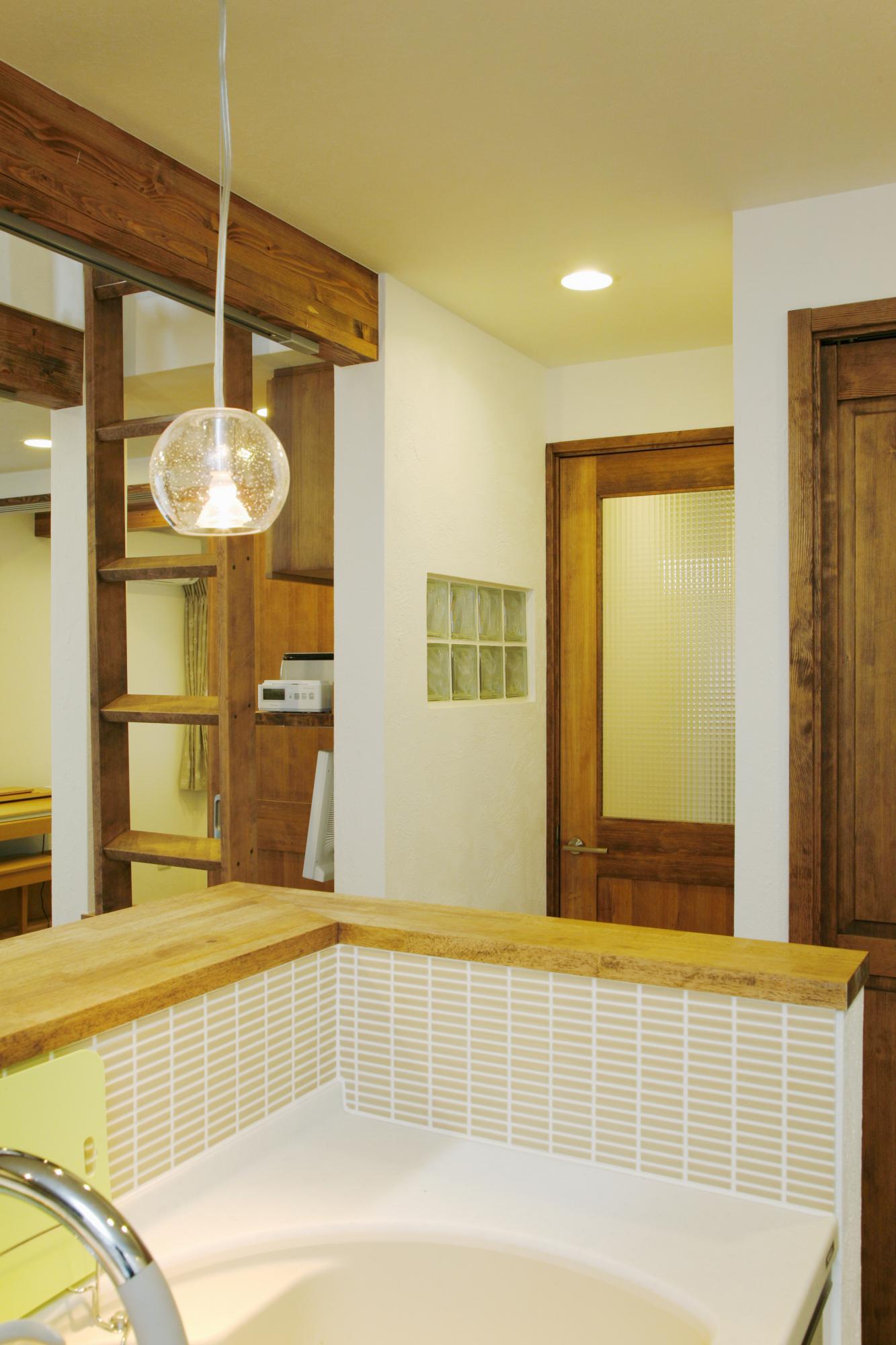 キッチン側はこだわって選んだタイルで仕上げました。眺めもよいキッチンでお料理も楽しくできます。