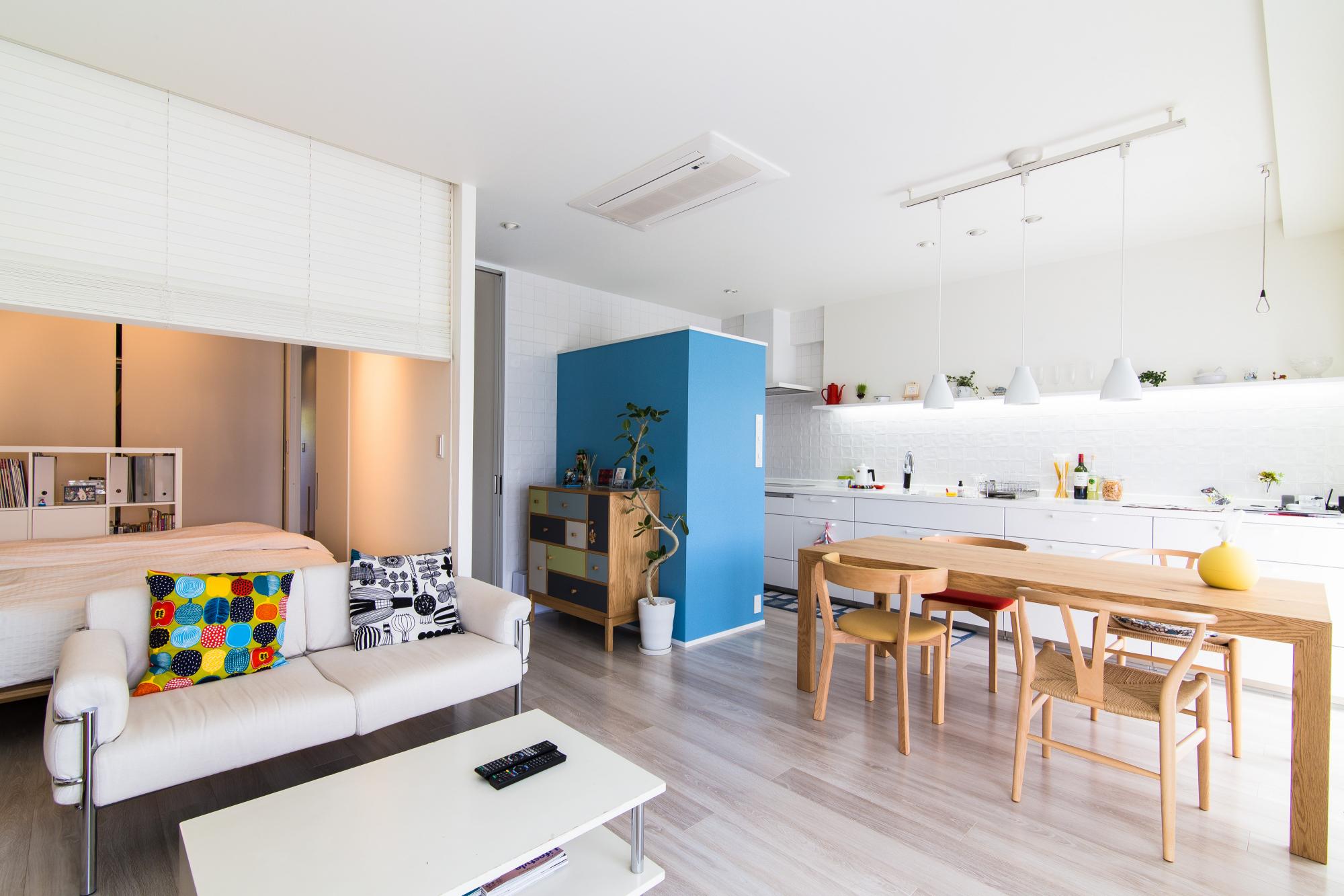 ブルーの壁の内側は冷蔵庫などのキッチン家電コーナーです。
生活感のあるものを上手に隠すだけでなく、色遣いを工夫することで北欧テイストの演出もできました