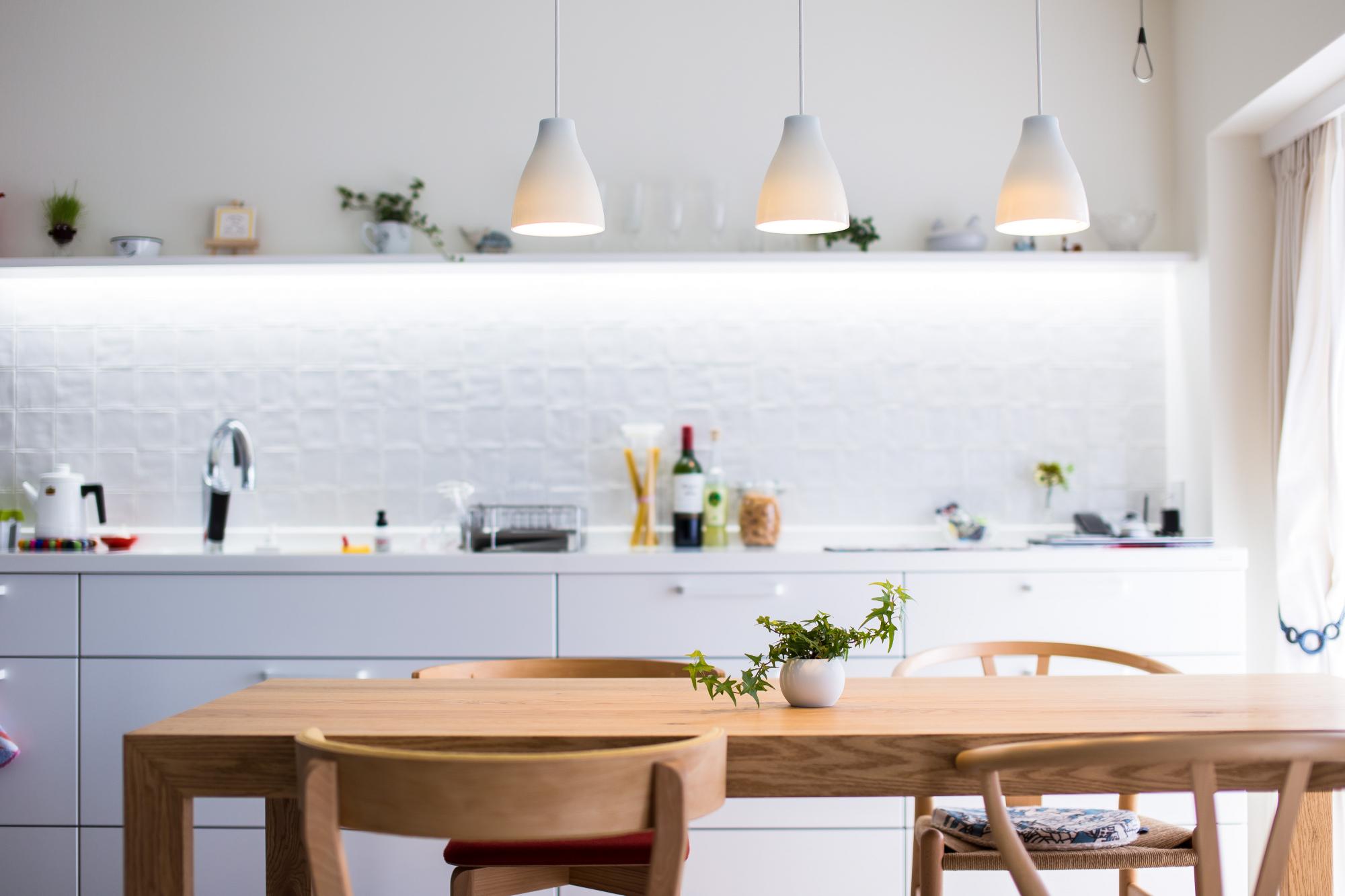 ４メートルの長さのキッチンはリビング収納としても大活躍しています。
先入観にとらわれない自由な使い方のご提案です。
加えてセンスの良いお洒落な雑貨を飾るカウンターにもぴったりです。