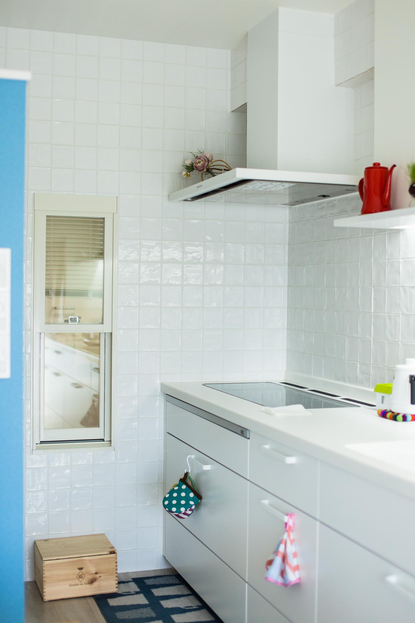 キッチン隣の浴室とは小窓でつながっています。お料理中の奥様と、リラックスタイムのご主人とのビールの受け渡しに活用できます。