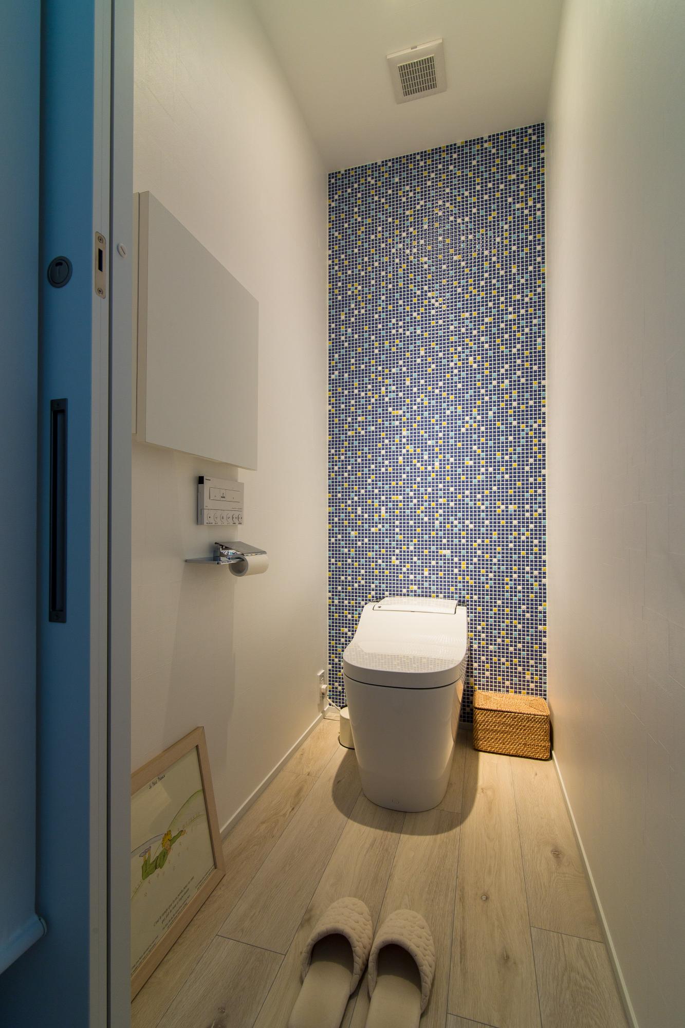 アクセントタイルで上質な空間に仕上げました。あえて集光タイプの照明で明るさを絞りました。