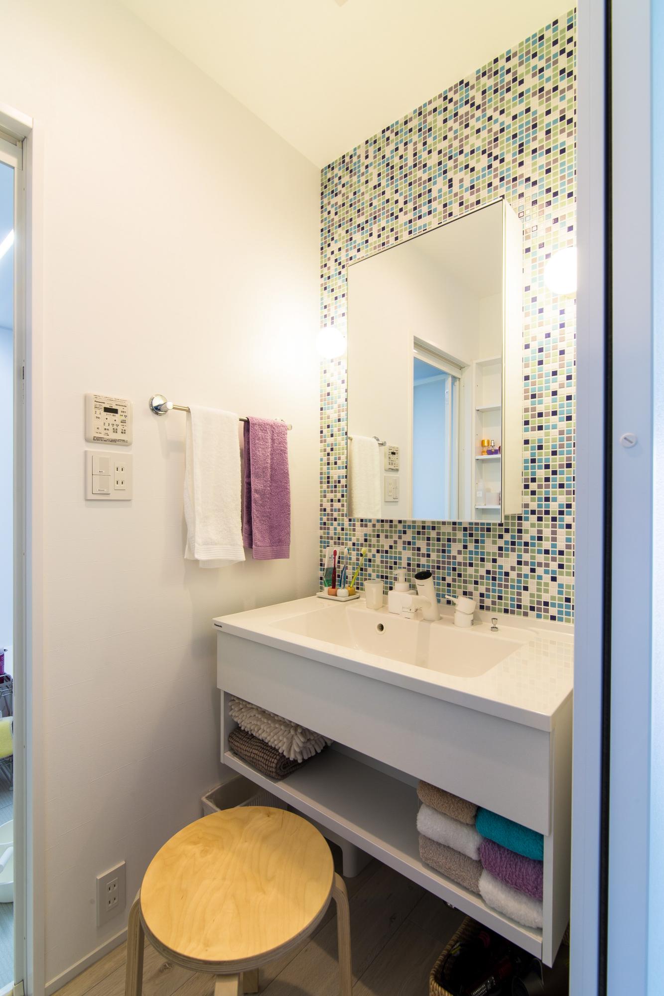 こちらもモザイクタイルでアクセントにしました。配色にもこだわり、毎日の洗面タイムが気持よく感じられます。