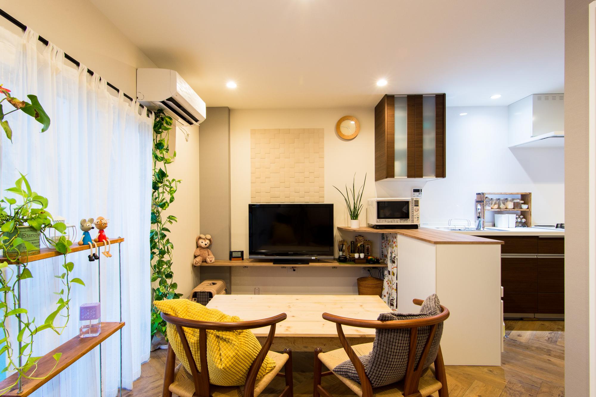 フロアタイルをヘリンボーン貼りした床やアクセントのタイルで、好みのこだわりデザインも実現しました。