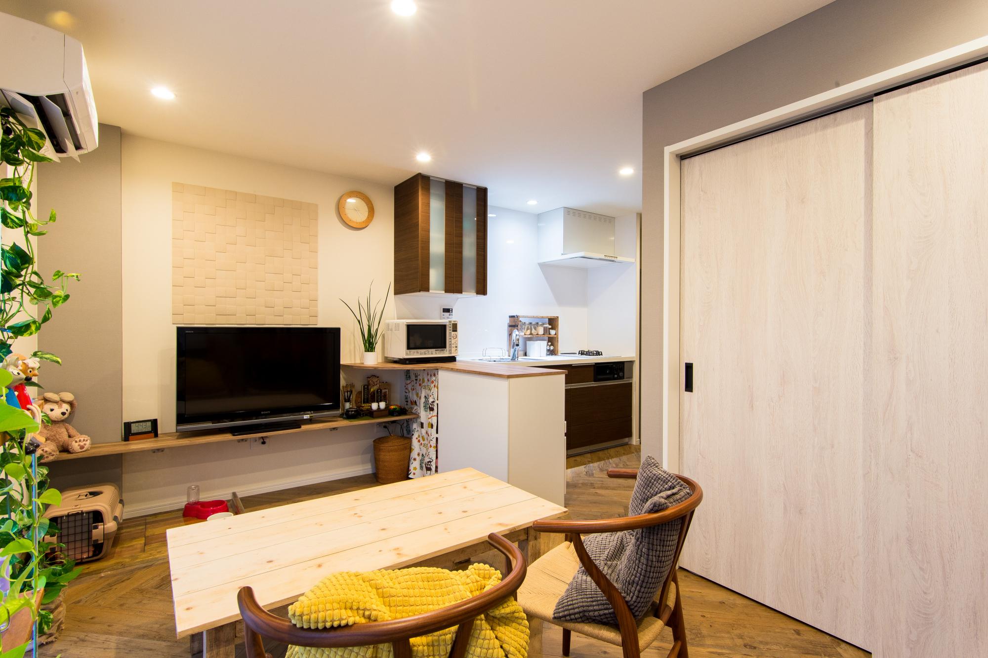 寝室のドアを開けるとリビングが広々感じられる間取です。