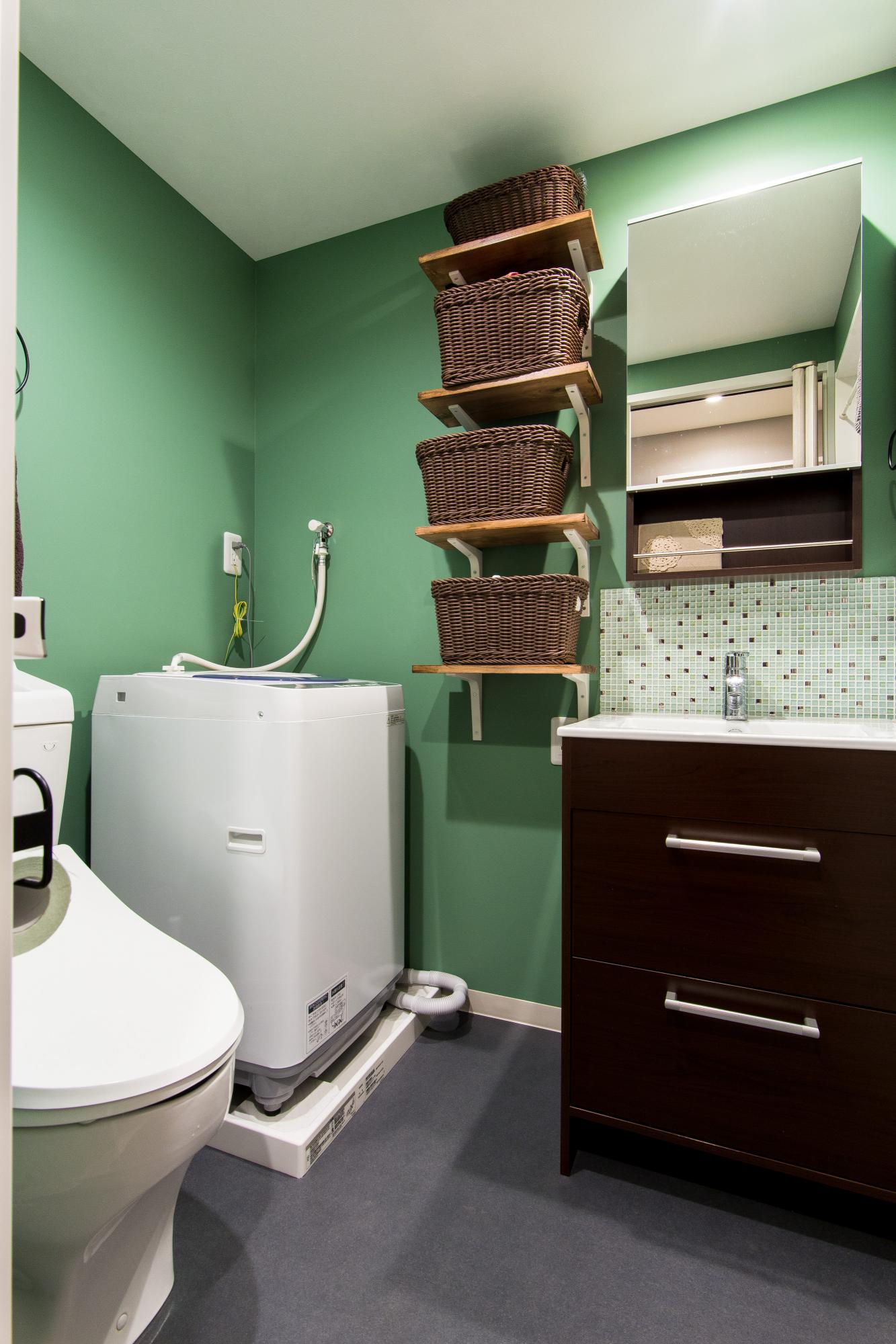 コンパクトに集約した水廻りですが、お気に入りのカラーで家事も楽しくなります。