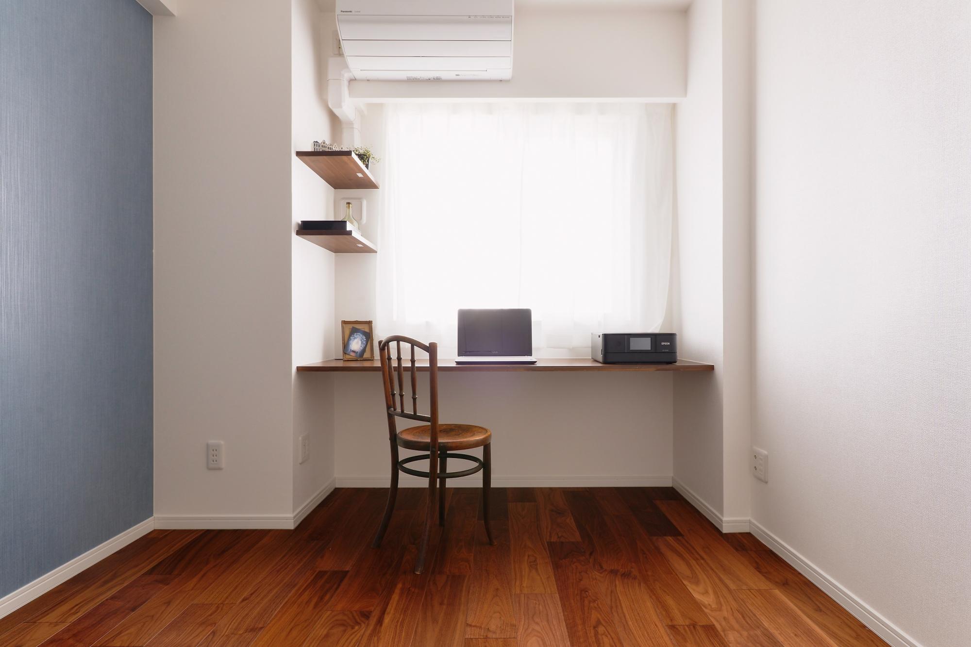 こちらも壁の一面をアクセントカラーにしました。窓際にはパソコンデスクと飾り棚を設けて集中できるスペースになりました。