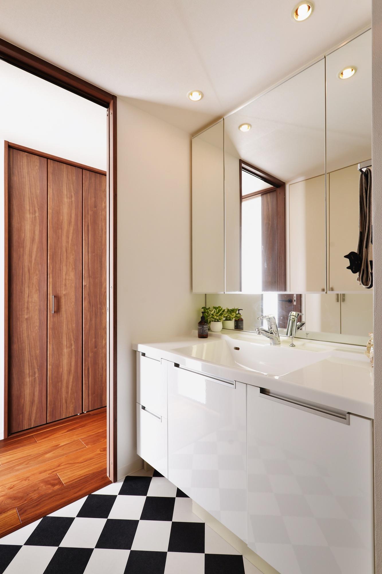 費用の押さえどころとして洗面化粧台は扉のみを交換して新しい雰囲気に生まれ変わらせました。