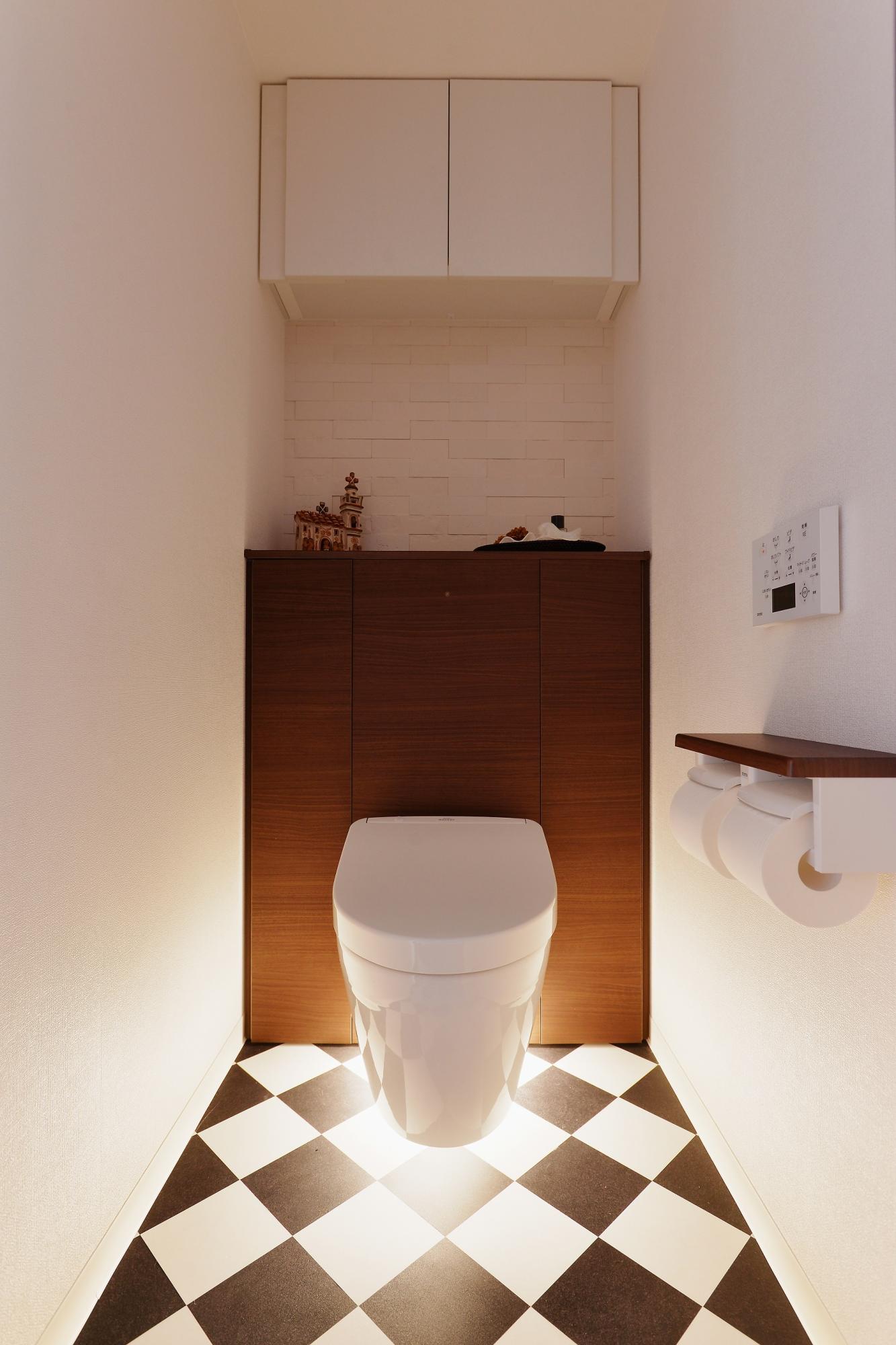 洗面室とおそろいのハーリキンチェックに張り合わせたフロアタイルがおしゃれな雰囲気です。