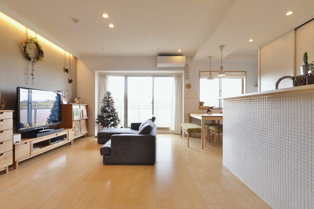 窓からのあかりが優しく入るLDK