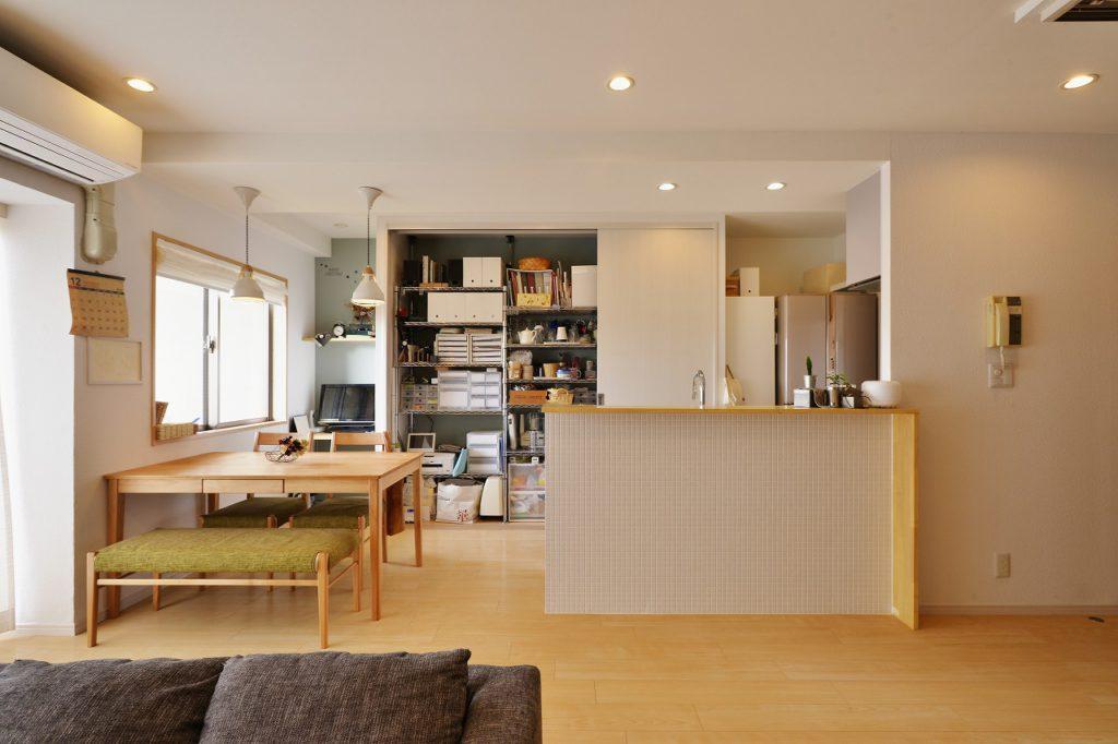 キッチン後ろには壁面いっぱいの収納。中の棚はお客様で設計から組立まで！さすがです