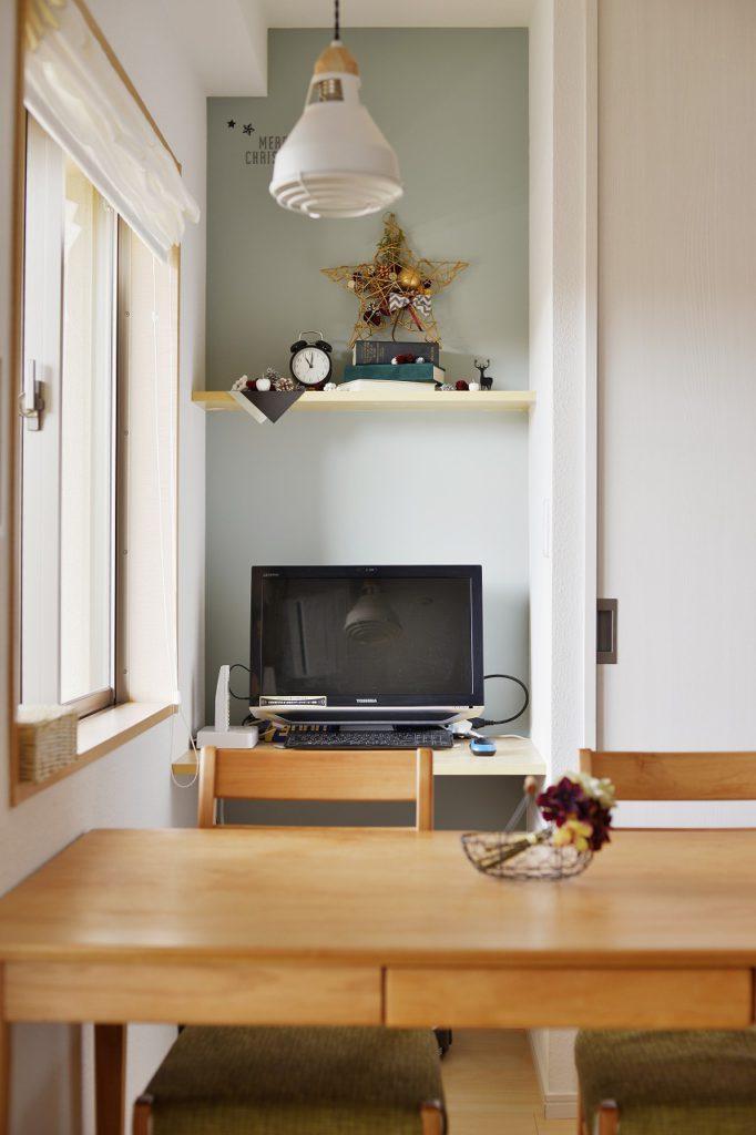 さりげなく飾ってPCスペースさえ素敵に