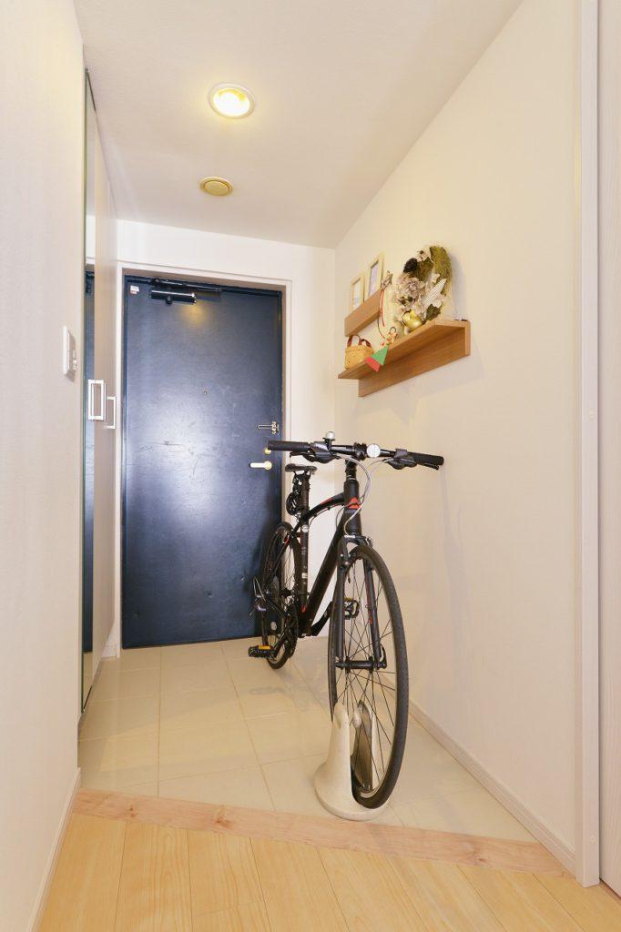 以前はむりやり個室にしまっていた息子様の宝物。今はしっかり玄関に居場所ができました。