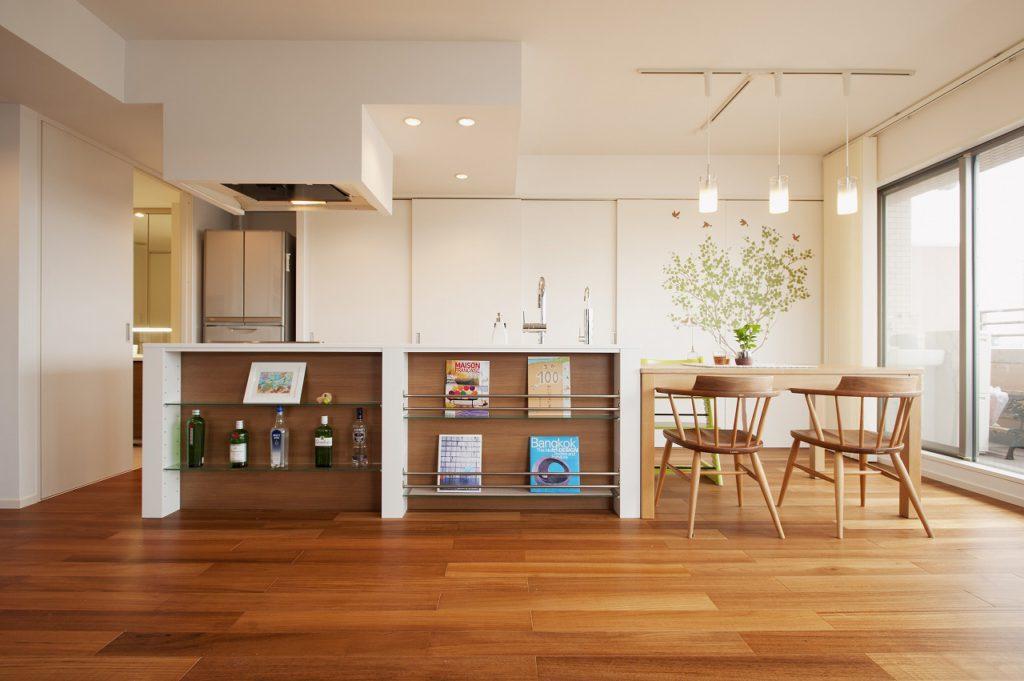 既成品のキャビネットとオーダーのカウンターを組み合わせ、リビング側からのアクセントとしています。