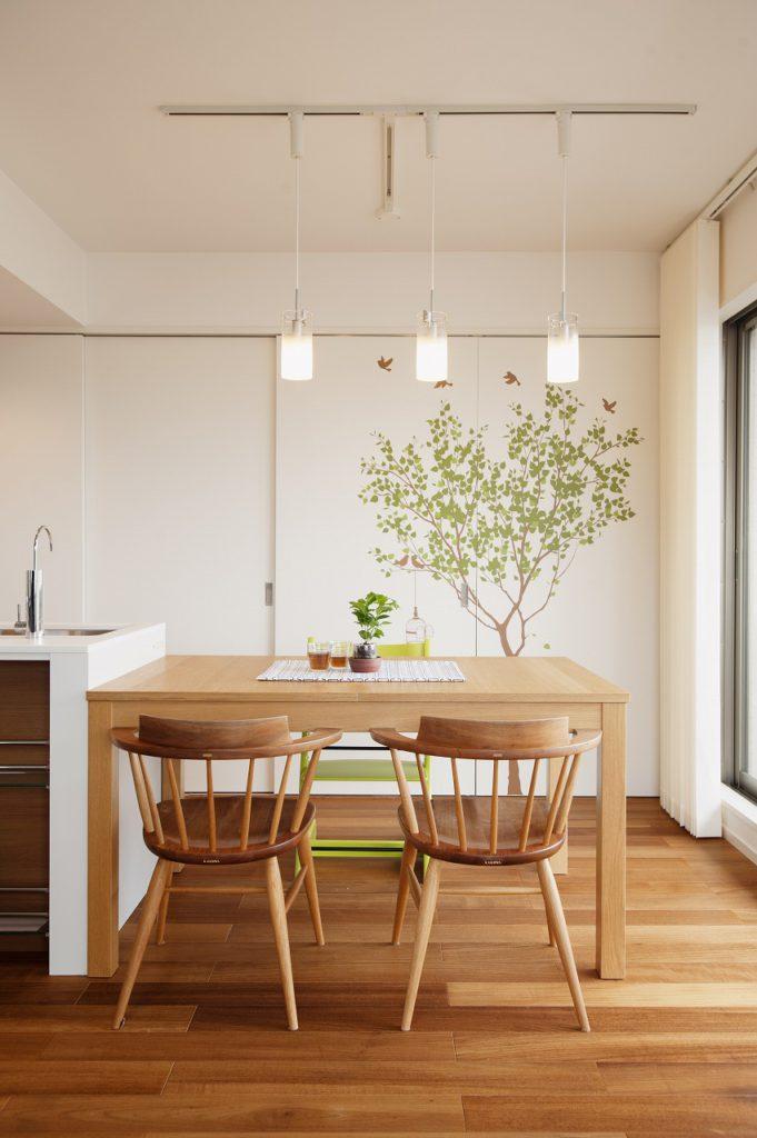 吊り照明と植物のイラストが描かれた建具。食事をしながらゆったりとした時間を過ごすことができます。