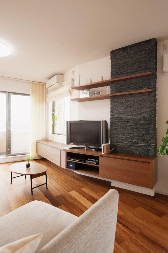 こちらの斜めの壁･･･正直とても苦戦しました。家具の取り合いの納めを何度も調整し、満足の形に仕上がりました。